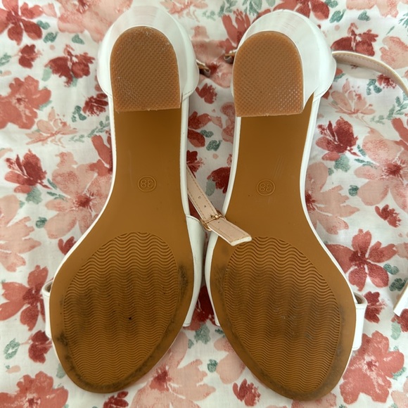 Cute white heels - Picture 2 of 2